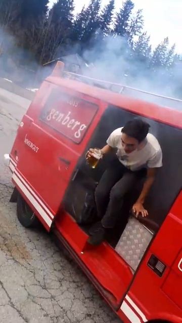 BURNING FIRE TRUCK VW LT 35-All were able to escape the smoke смотреть онлайн