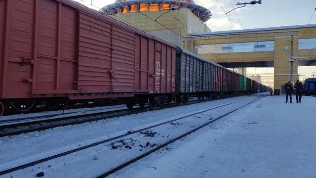 ВЛ10У-574 с грузовым поездом и приветливым помощником смотреть онлайн