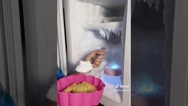 вкусный заледенелый снег из морозильной камеры! смотреть онлайн