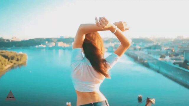 Bikini Beach Party: Heat Up with Shakira and Maluma's Remix смотреть онлайн