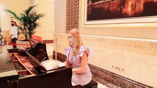 BEAUTIFUL GIRL PLAYING PIANO AT EMIRATES PALACE, ABUDHABI смотреть онлайн