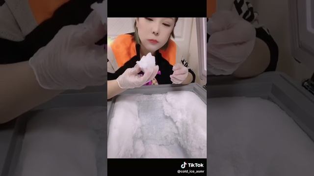 кореянка грызёт глыбы наледи и ест снег горстями в своей морозильной камере! смотреть онлайн