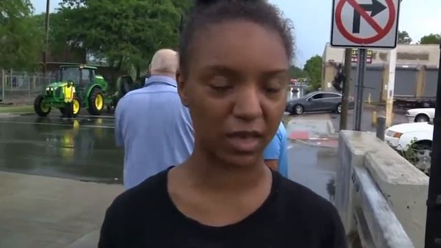 A pregnant woman was forced to climb out the window of her submerged SUV смотреть онлайн