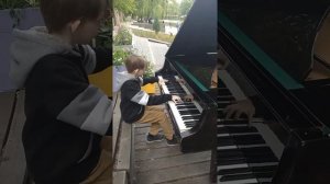 Юный пианист играет на уличном пианино. 11 years old playing street piano.