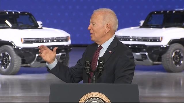 President Joe Biden lauds new electric GMC Hummer, tours Factory ZERO смотреть онлайн