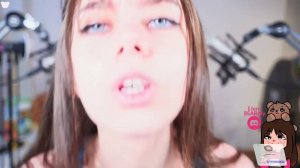 IJENZ АСМР в коротеньком топике, звуки языка, поцелуйчики и лёгкие подпрыгивания