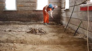 Проще было Снести этот Дом, но мы решили его отремронтировать. Демонтаж полов и дровяной печи