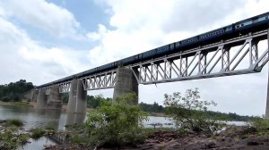 Высокий железнодорожный мост в Индии: громко едет - быстро приедет