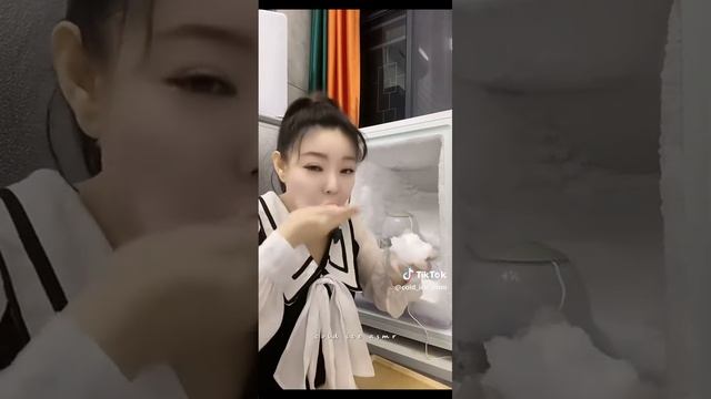 кореянка грызёт сосульки и ест снег из своей морозильной камеры! смотреть онлайн