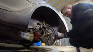 Замена заднего ступичного подшипника и ремонт суппорта Octavia A5
