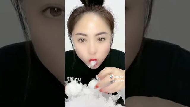 громкий хруст от поедания кусков наледи и льда! смотреть онлайн