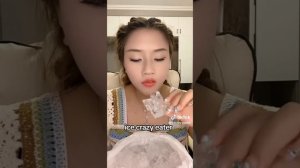 кореянка грызёт жёсткий лёд в виде кубиков!