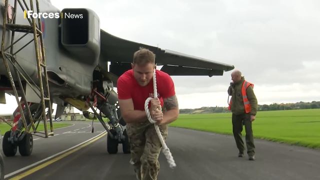 How to pull a 7-tonne Jaguar aircraft uphill смотреть онлайн