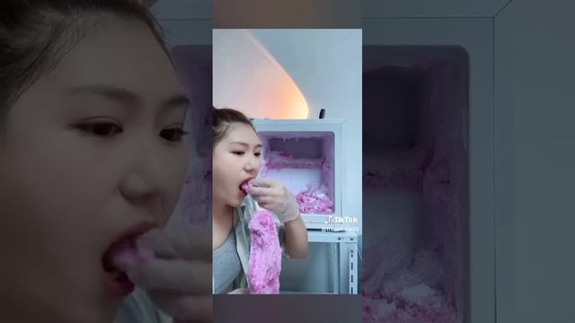 розовая ледяная крошка из морозилки, ест кореянка! смотреть онлайн