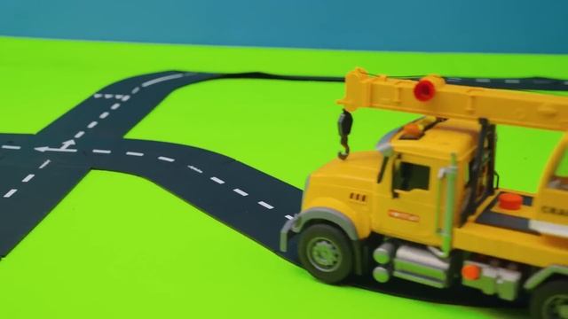 Игрушечные пожарные машины спешат на помощь 🔥 Спасаем горящий мусоровоз | Игра в игрушки для детей смотреть онлайн