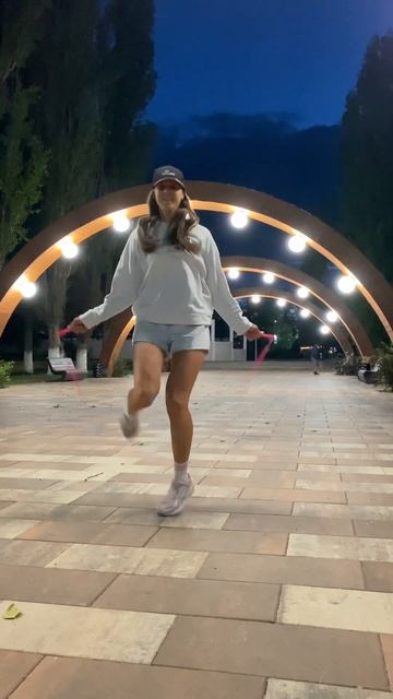 Поймай бит и скакалку #shuffle #wellerman #ダンス #踊ってみた #seashanty #dancechallenge #dunked #jumprope смотреть онлайн