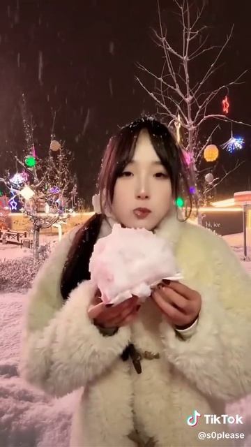 девушка грызёт цветной лёд со снегом на улице! смотреть онлайн