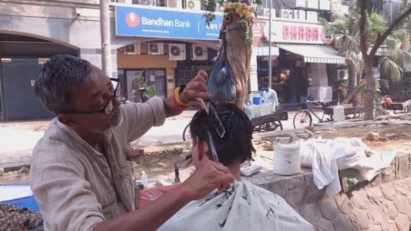 Лучший уличный парикмахер в Индии ASMR Стрижка и чистое бритье .Старый парикмахер