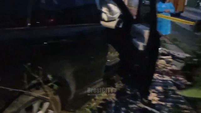 В Пинске Range Rover снес забор и влетел во двор дома смотреть онлайн