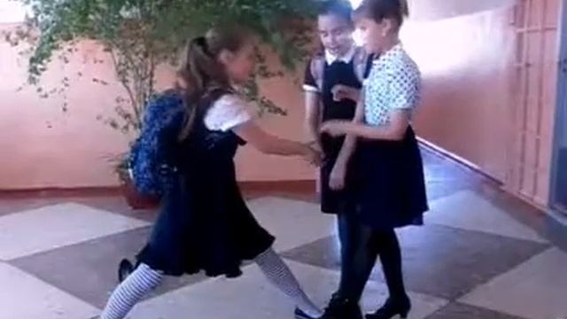 Играем в шпагатики . смотреть онлайн