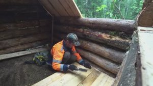 ТАЙГА, ШТОРМОВОЙ ВЕТЕР. СТРОИТЕЛЬСТВО ЛЕСНОЙ ИЗБУШКИ, НАБИРАЮ ПОЛЫ. БЫТ В ТАЙГЕ.