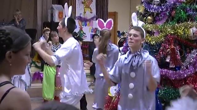 "Эври-Бади Крисмас в 4-х классах 85 школы! 28.12.2013 смотреть онлайн