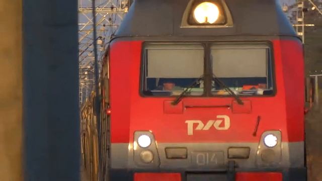 Электровоз 3ЭС4К-014 Дончак с грузовым поездом смотреть онлайн