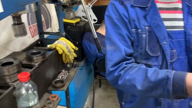 Замена подшипников приводного ремня на Вольво хс90 V8 4,4. смотреть онлайн