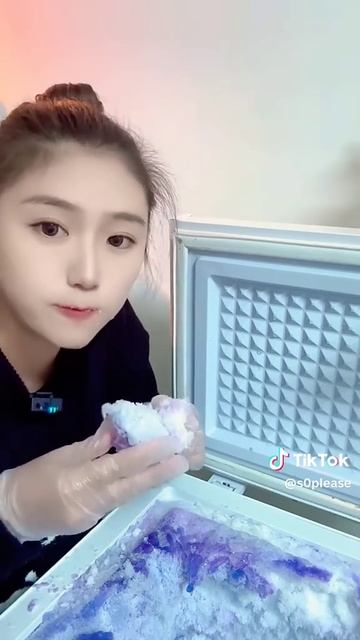 многослойный цветной снег съедает кореянка большими кусками! смотреть онлайн