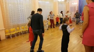 Танец с мамами "Ну и мамы тоже"