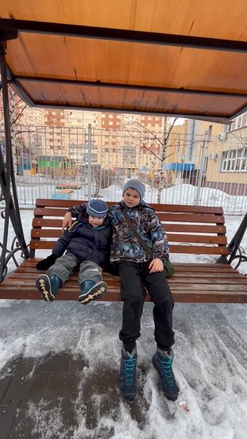 Володя с Саше качаются на качеле во дворе. Володе 3,5 года смотреть онлайн