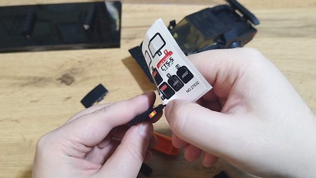 Приклеиваю наклейки на Dodge Stealth GTS-5 из конструктора Mould King смотреть онлайн