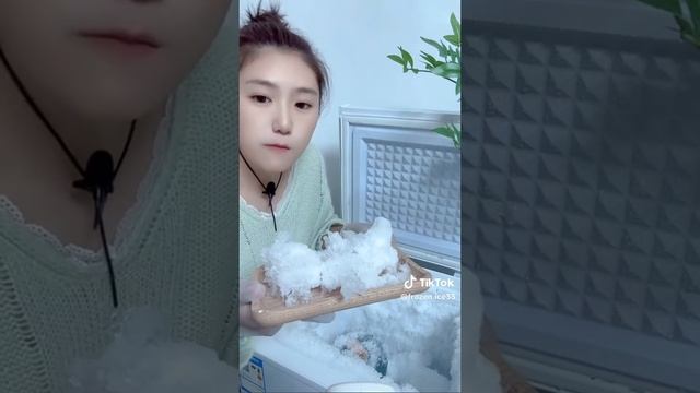 хрустящий лёд из морозилки, асмр. смотреть онлайн