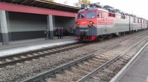 Два рабочих поезда и электровоз ВЛ60к-1826 в Красноярске