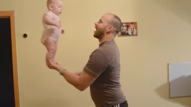 Динамическая гимнастика для грудничков 4 месяца - обучающее видео