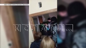 Более 10 лет потребовалось жителям, чтобы судебные приставы взяли штурмом квартиру Плюшкиной