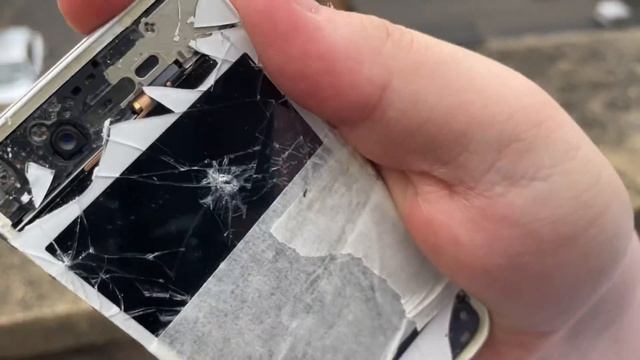 Destroying an iPhone 4s with multiple items смотреть онлайн