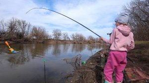 РЕБЕНОК ТЯГАЕТ РЫБУ БОЛЬШЕ РЫБАКОВ. Рыбалка на поплавочную удочку и донку. Рыбалка на поплавок