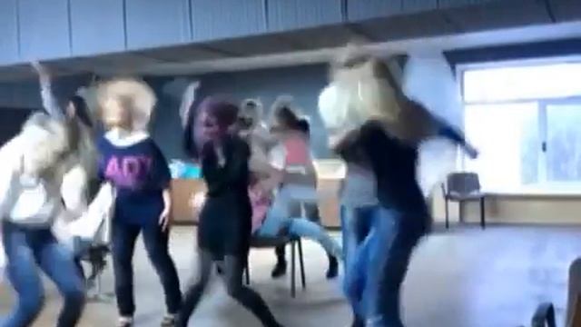 Harlem Shake( В модельной школе Саврокс) смотреть онлайн