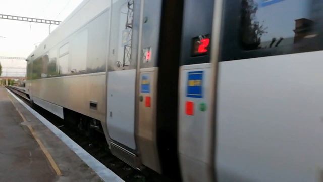 HRCS2-008 с направлением Харьков-Киев (723) прибывает на ст. Полтава в Киевская смотреть онлайн