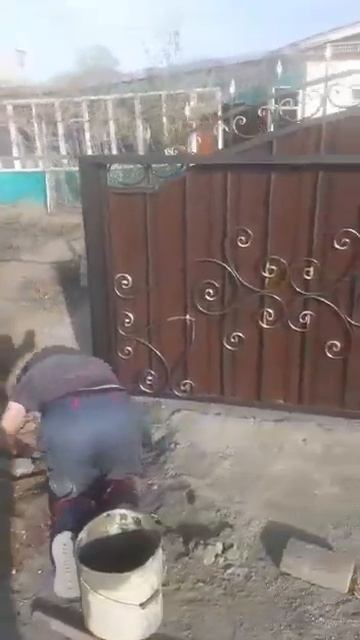 Забор из металлического штакетника "Евротрапеция" (видео от постоянного клиента) смотреть онлайн