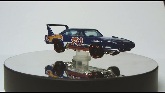 Hot Wheels - '70 Plymouth Superbird (360° Turntable) смотреть онлайн
