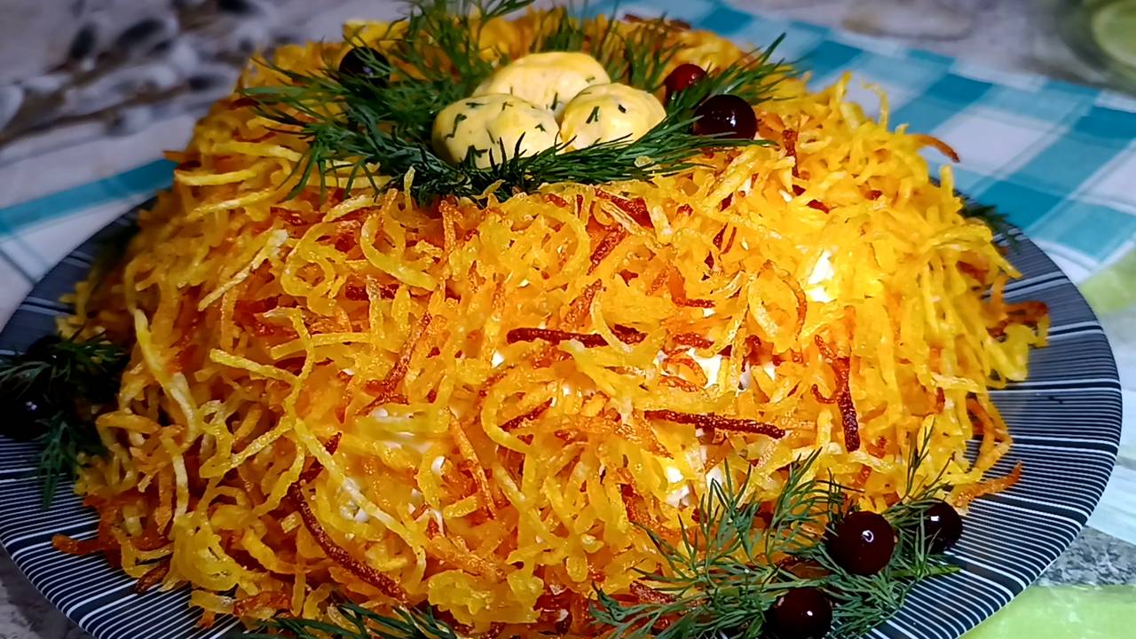 📌 Салат Гнездо глухаря - оригинальный и сытный салат на Пасху смотреть онлайн