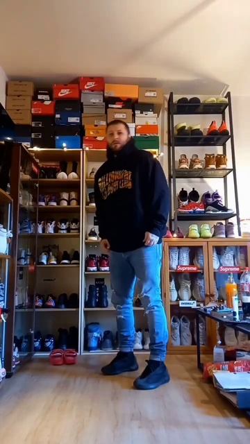 into Yeezy qntm Onyx and BBC #yeezy #yeezys #outfit смотреть онлайн