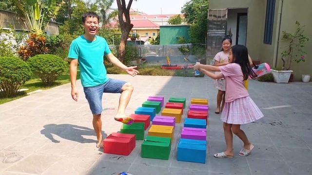 Family Fun Games with Toys – Funny Play Lucky Footsteps crossing Color Boxes, BaBiBum смотреть онлайн
