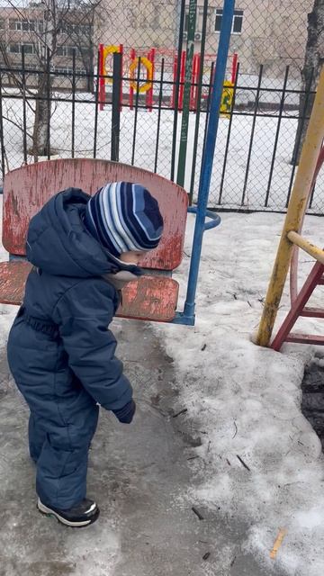 Володя на качеле во дворе. Володе 3,5 года смотреть онлайн