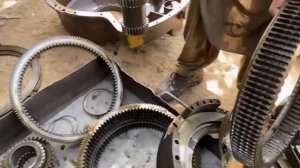 Индусы восстанавливают экскаватор