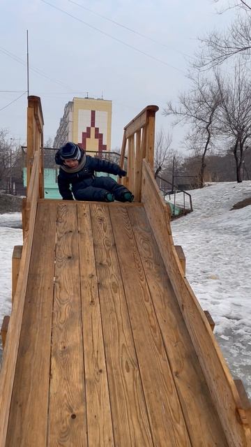 Володя скатывается с деревянной горки во дворе. Володе 3,5 года смотреть онлайн