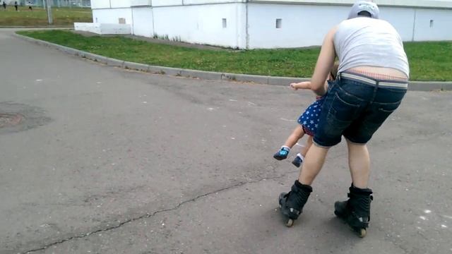 катается с батей на роликах смотреть онлайн