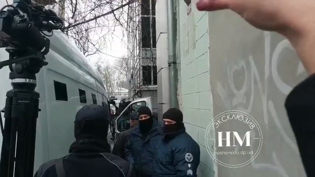 Артёма Рябчука привезли в Кировской районный суд Днепра смотреть онлайн
